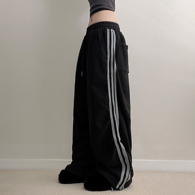 ちゅん☆ ユニクロ公式 | EZYワイドフィットパラシュートジョガーパンツ（丈標準