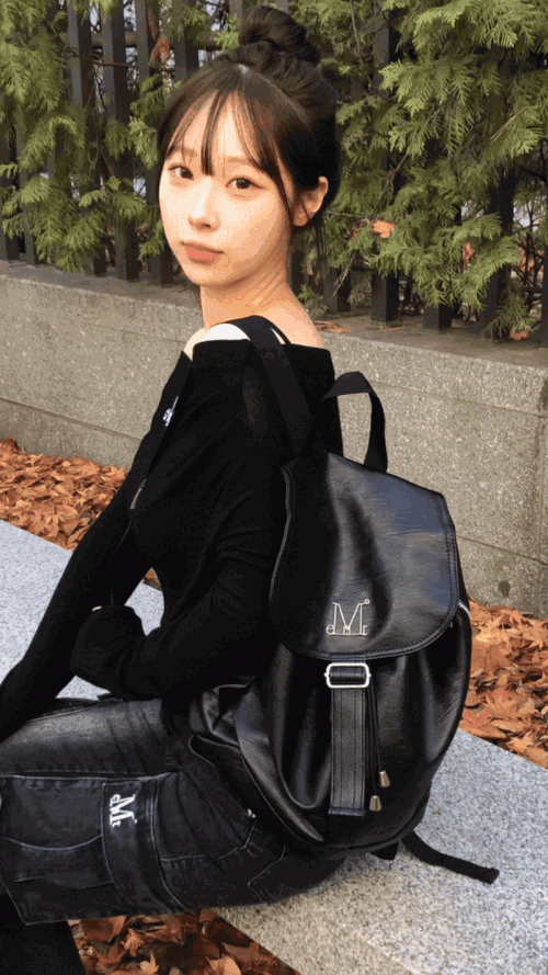MUSINSA公式 | MUCENT ミュートメタルロゴレザーミニバックパック 男女共用