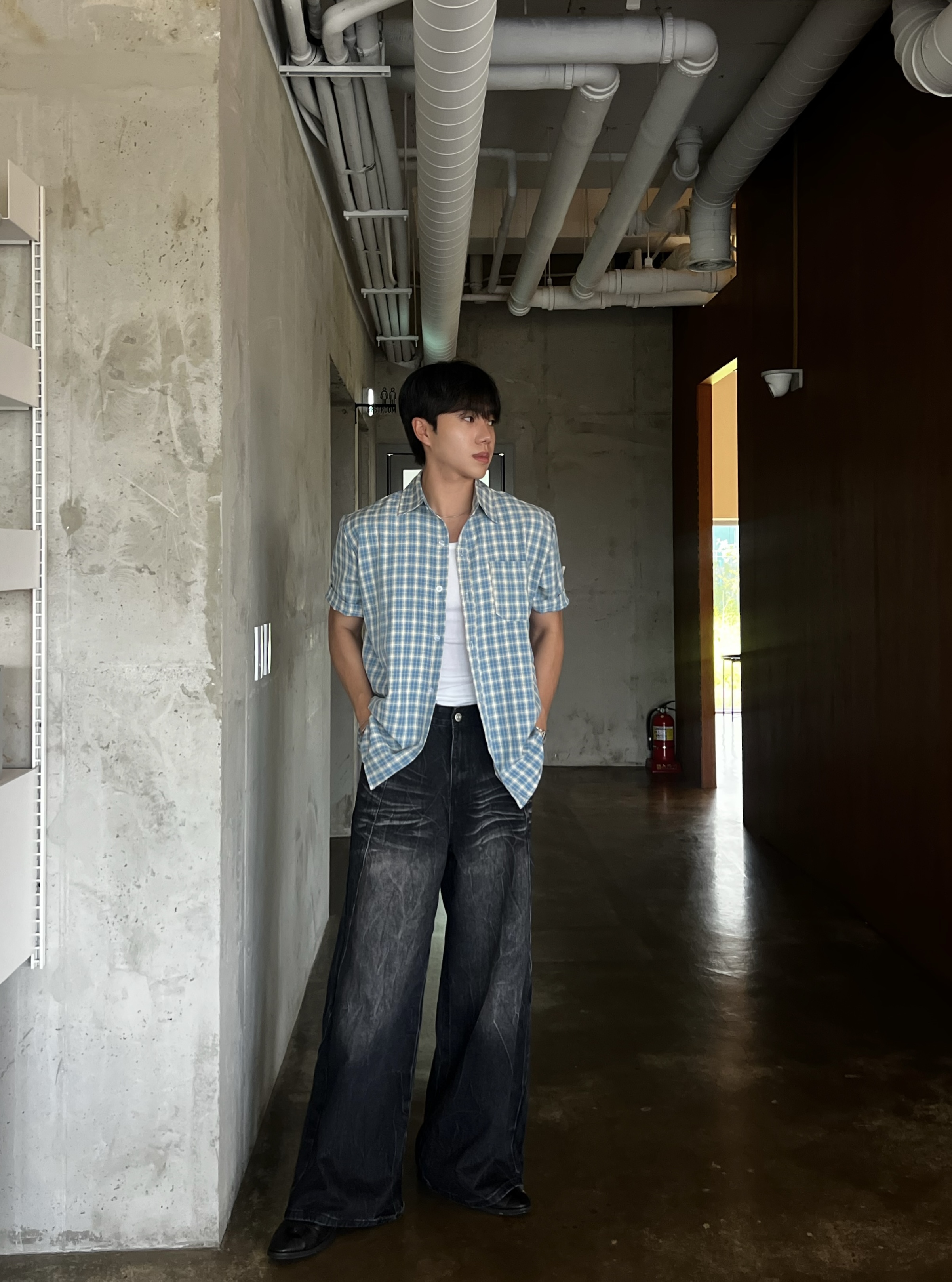 디벨 절개 크랙 데님 팬츠 (1color)