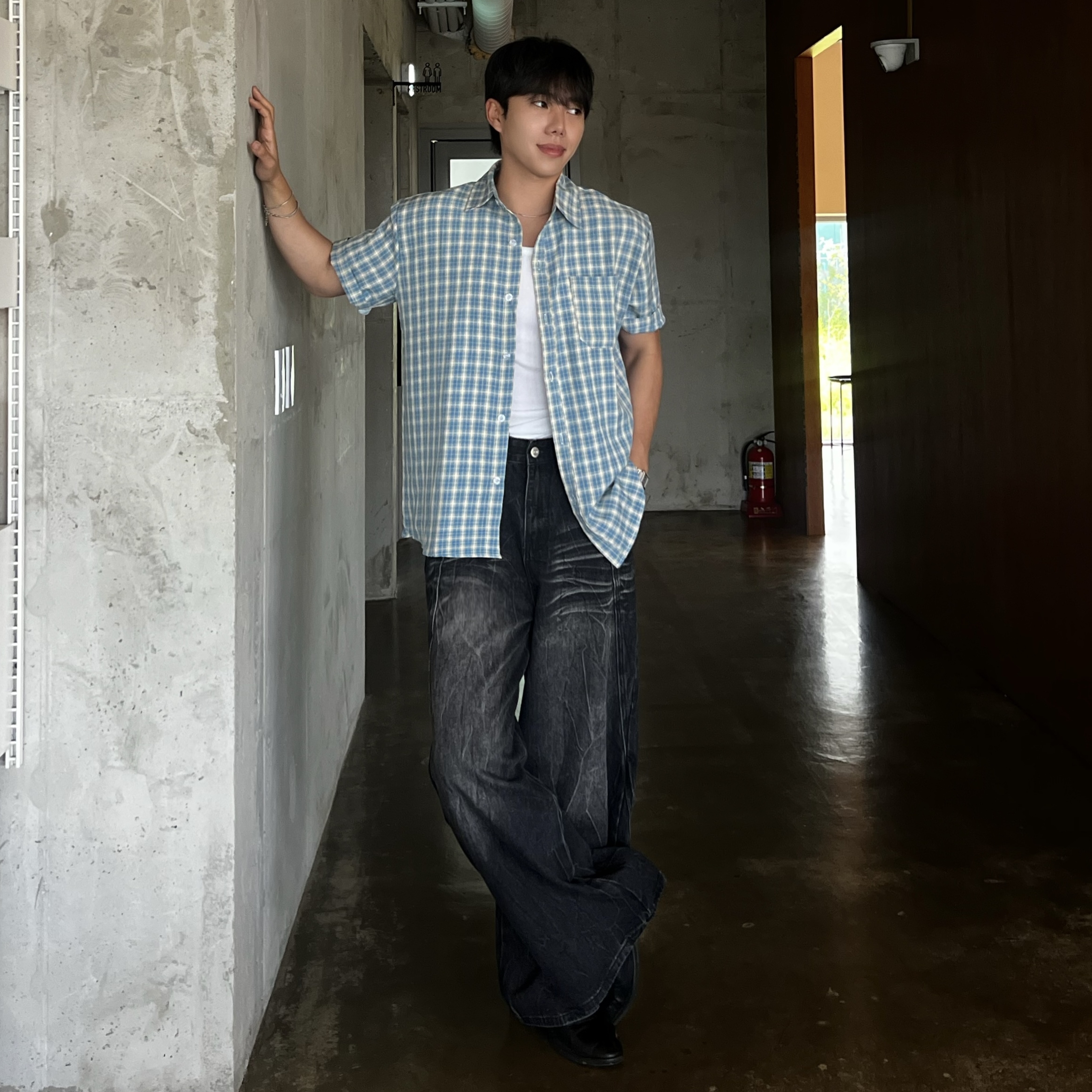 디벨 절개 크랙 데님 팬츠 (1color)
