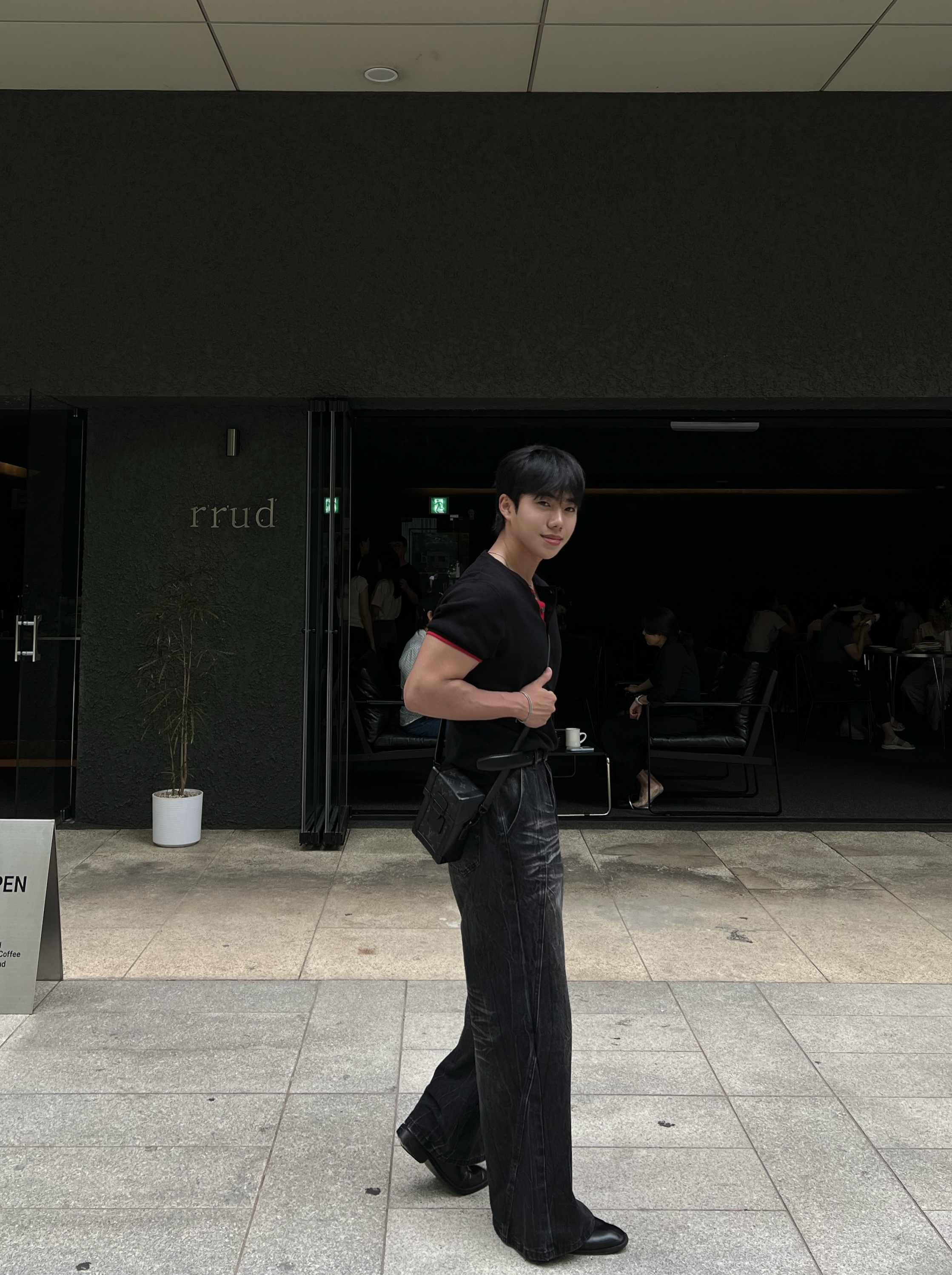 디로 절개 크랙 데님 팬츠 (1color)