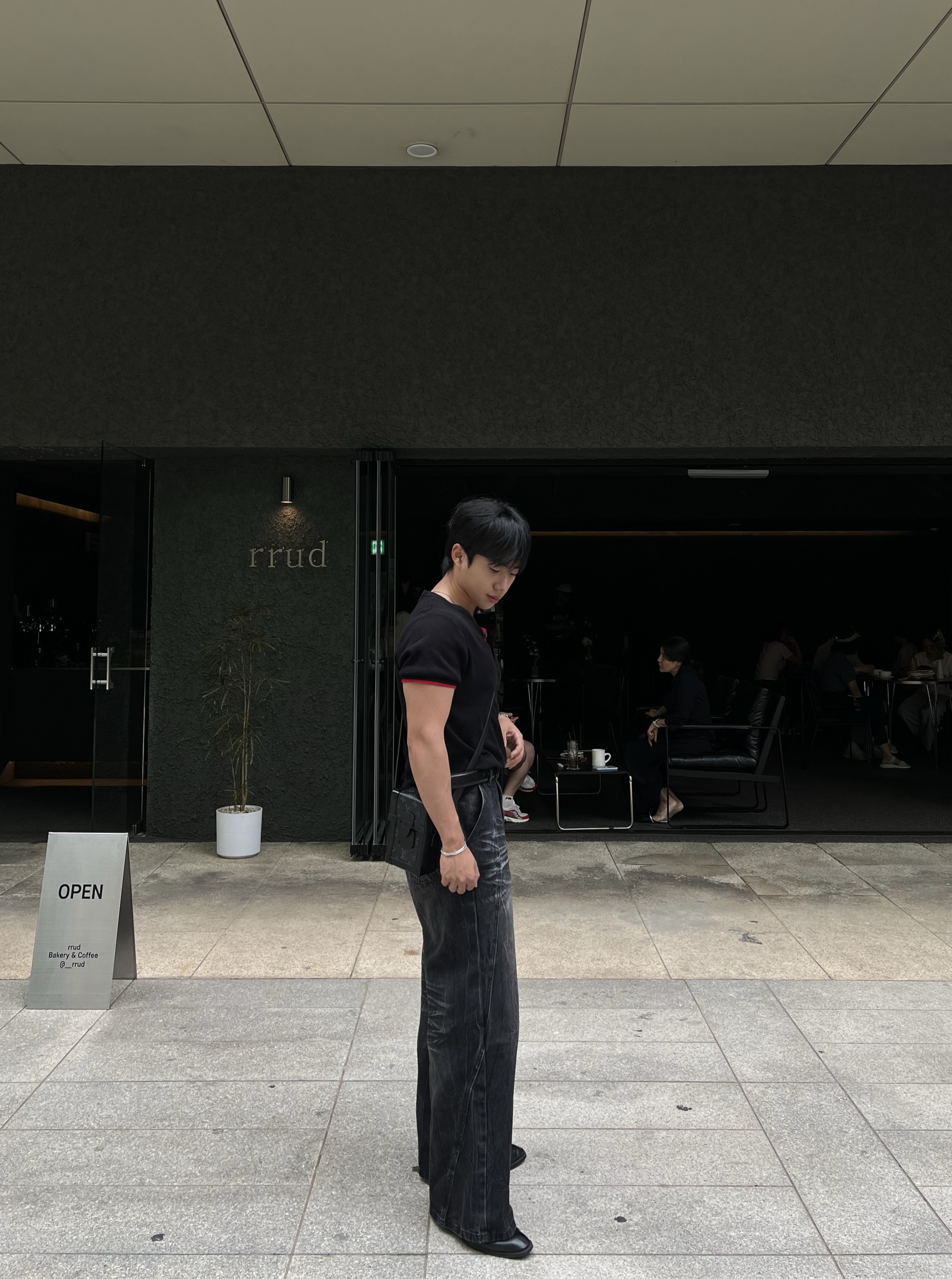 디로 절개 크랙 데님 팬츠 (1color)