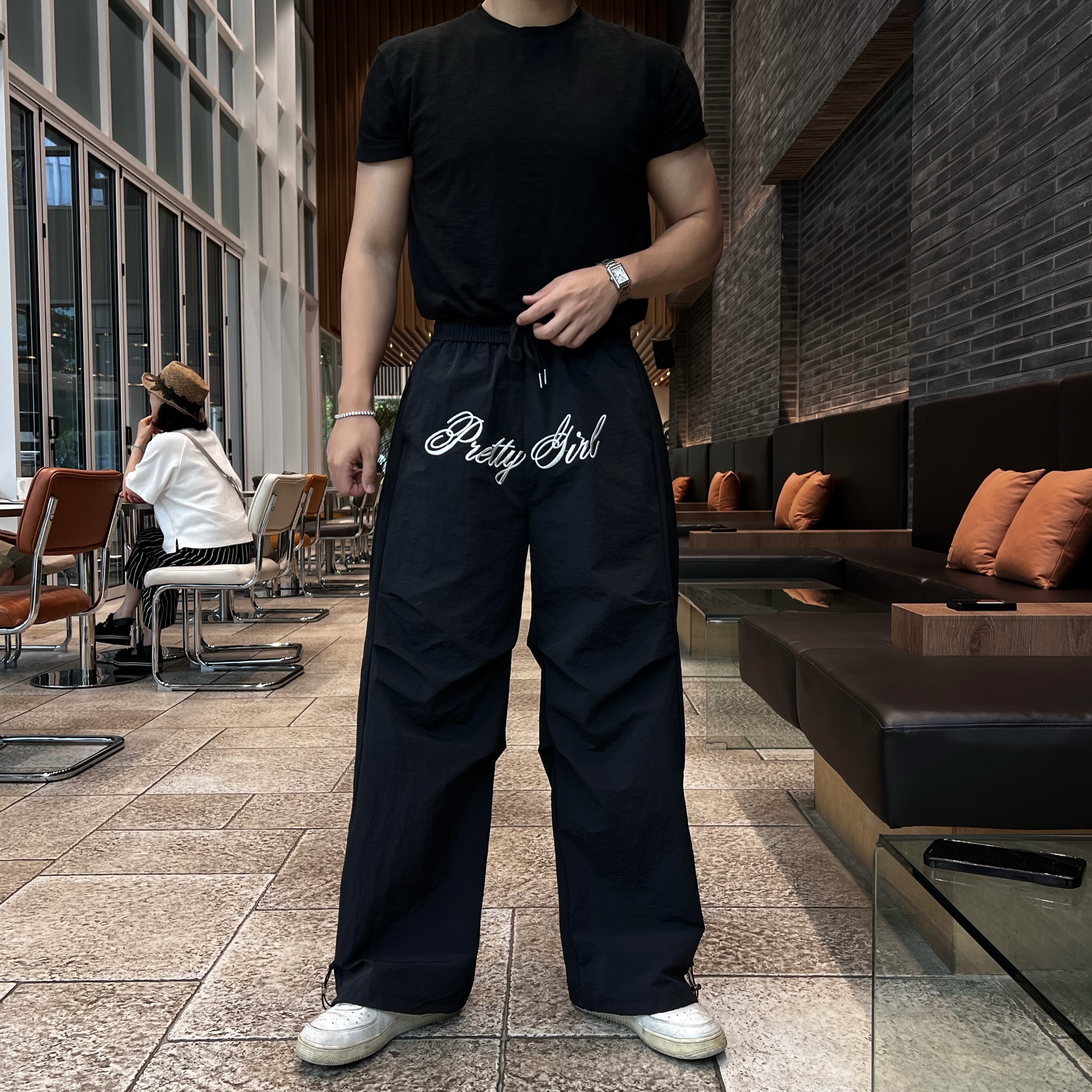 원 나일론 레터링 스트링 핀턱 밴딩 팬츠 (1color)